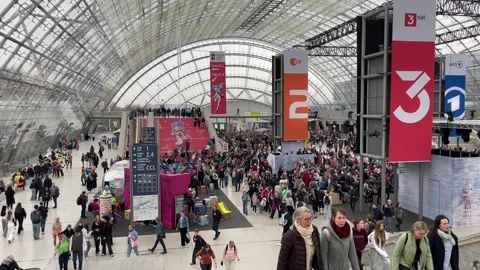 Vibrant Leipzig Book Fair Draws Massive Crowds to Modern Exhibition Hall 库存影片 332969972