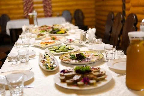 Vibrant Mediterranean feast featuring an array of dishes including wraps, salads Foto stock