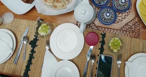 Vibrant Moroccan breakfast table displays a variety of traditional foods, inc Vidéo 324874118