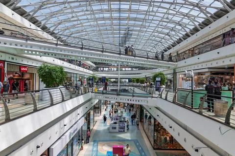 Vibrant, multi-level interior of Centro Vasco da Gama shopping mall in Lisbon Foto stock