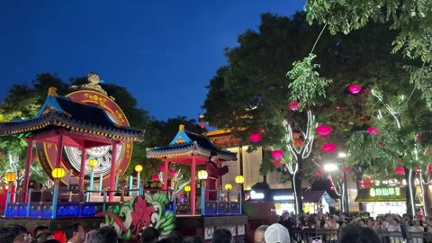 Vibrant Night Performance Float at Datang Everbright City, Xi'an, Shaanxi Vídeos de archivo 337096480