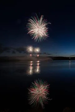 Vibrant night sky illuminated by an array of colorful fireworks bursting above a Stock-Fotos