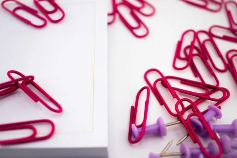 Vibrant Order Notes and Fasteners Creating a Space for Ideas Stock-Fotos