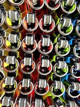 A vibrant, overhead, close-up pattern of disposable lighters arranged in neat Stock-Fotos