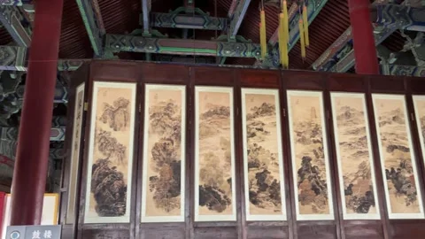 Vibrant Painted Beams and Columns in Ancient Chinese Palace Vídeo Stock 336295360