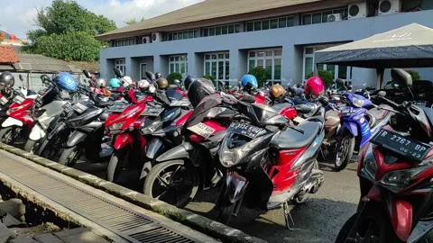 Vibrant Parking Area Full of Two-Wheeled Motorcycles in West Java 库存影片 301056392