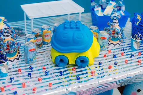 A vibrant party setup featuring a turtle-shaped toy Stock-Fotos