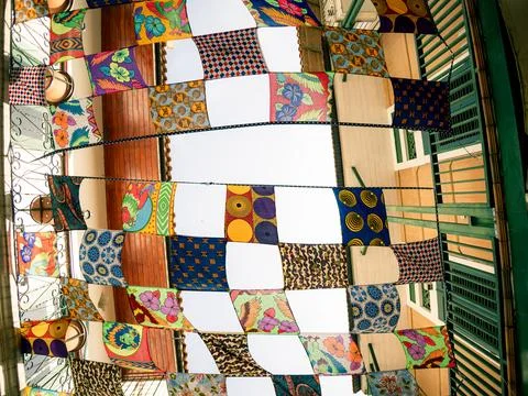Vibrant patchwork quilt adorns a building's facade Stock-Fotos