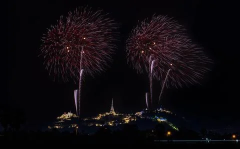 Vibrant Red Fireworks Exploding Over Illuminated Phra Nakhon Khiri Temple I.. Stock-Fotos