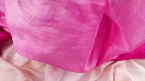 A vibrant red silk fabric falls in slow motion. Vidéo 337405180