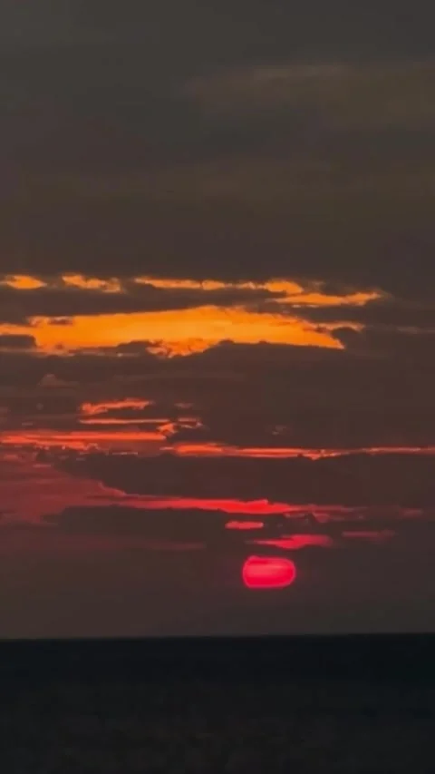 Vibrant Red Sun Setting Over the Ocean Vídeos de archivo 341317288