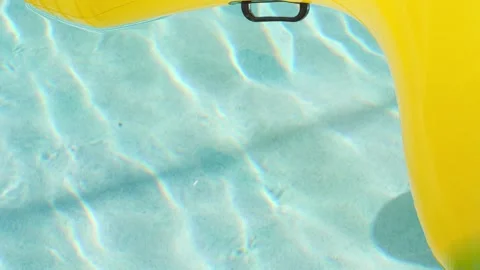 Vibrant Rippes Across the Pool Floor While a Floaty Glides Around the Edge of Vidéo 309754940