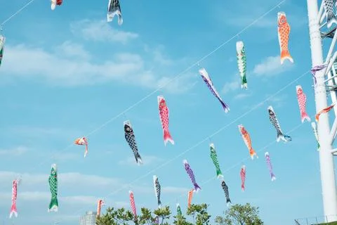 Vibrant scene in a park with an array of colorful fish floating in the sky Fotos de archivo