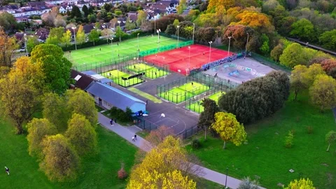 A vibrant sports complex featuring paddle tennis courts and a skate area Vidéo 335970507