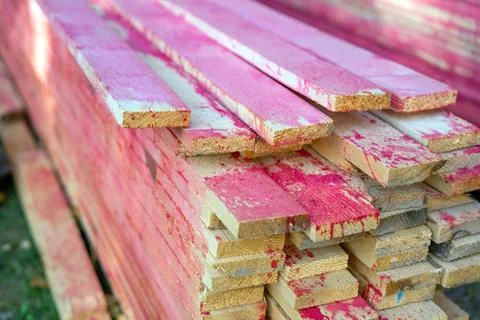 Vibrant stack of treated boards showcases a striking pink hue, emphasizing pr Foto stock