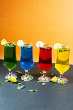 Vibrant Summer Drinks: Refreshing Recipes &amp; Colorful Cocktails Foto stock