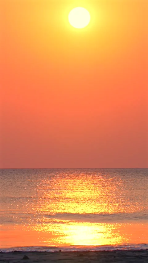 Vibrant sunrise over tranquil ocean with golden sunlight reflecting Видео 272467684