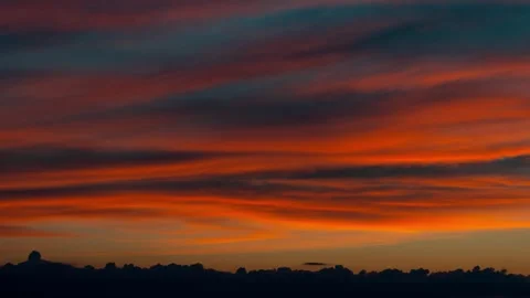 Vibrant sunset colors changing in the sky in a stunning time-lapse Видео 280938994