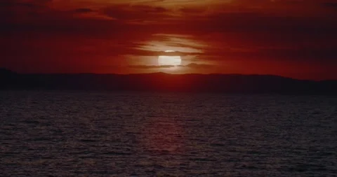 Vibrant Sunset Over Calm Ocean Waters in Late Evening Light Vídeos de archivo 323836217