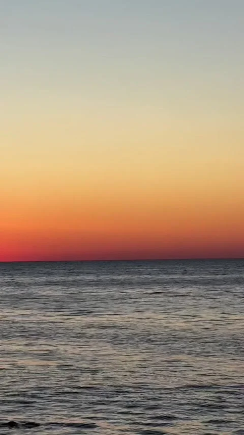 Vibrant Sunset Over Calm Ocean Horizon Vidéo 339882867