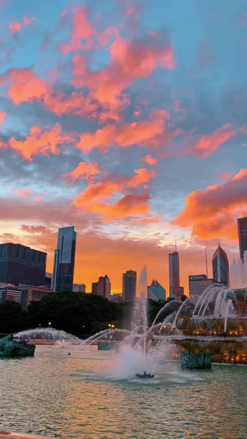 Vibrant sunset over Chicago skyline with Buckingham Fountain Stock Footage 331600382