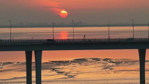 Vibrant Sunset Over Jiashao Bridge and Unique Qiantang River Tidal Patterns, Видео 337527059