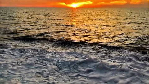 Vibrant Sunset Over Ocean Waves, Golden Hour Seascape Vídeos de archivo 310245128