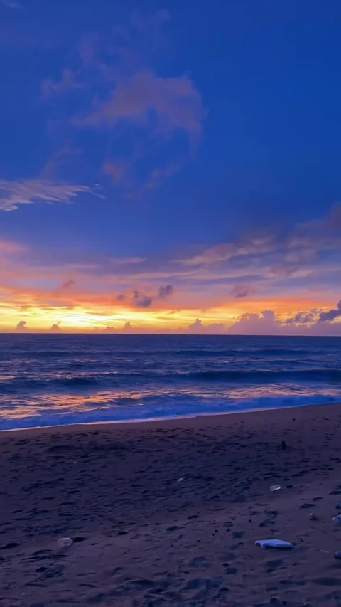 Vibrant Sunset Over Ocean Waves and Sandy Beach 库存影片 342267162