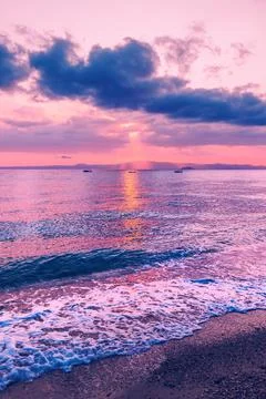 Vibrant sunset over the sea with dramatic clouds, glowing reflections on wa.. Foto stock