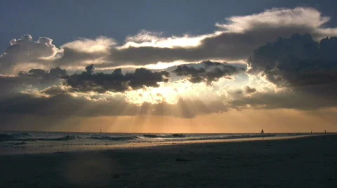 Vibrant Sunset Over Waves and Beach 動画素材 773192