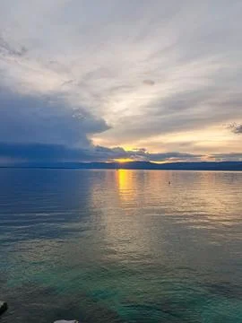 Vibrant sunset reflecting on tranquil Lac Leman waters ,France thonons les bains Foto stock