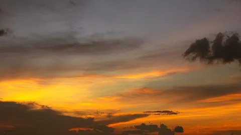 Vibrant Sunset Sky with Clouds Stock-Fotos