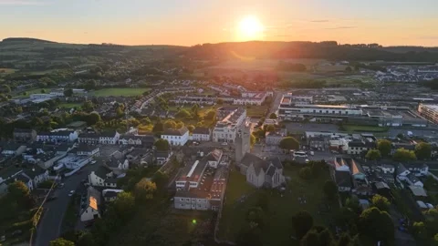 Vibrant sunset sun over Blessington town aerial cityscape. Co. Wicklow, Ireland Stockbeeldmateriaal 339125542