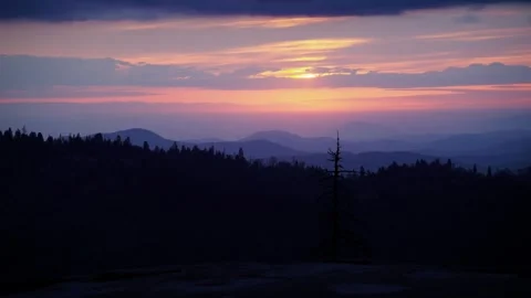 Vibrant sunset time lapse in Sequoia National Park, California as sun dips Видео 336690959