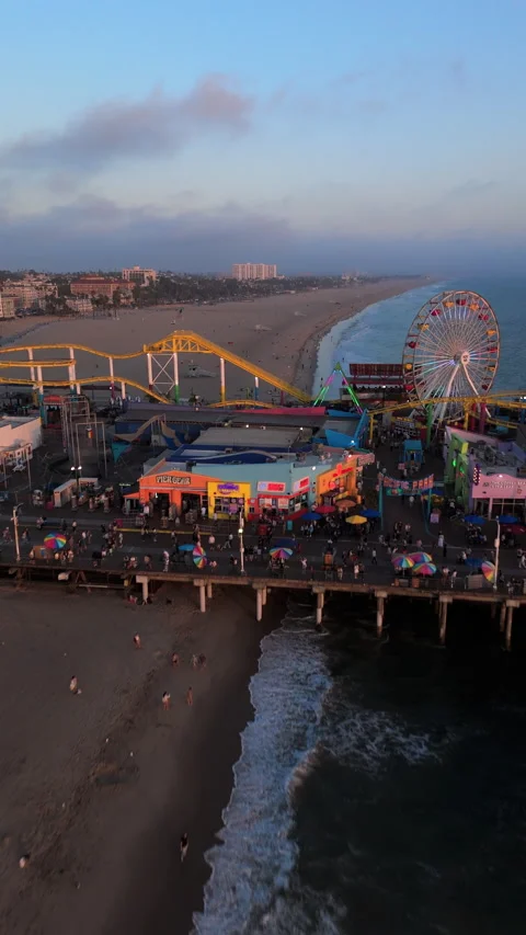Vibrant sunset views at an ocean pier with an amusement park and scenic beach Vídeo Stock 318055274