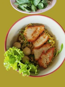 A vibrant top-down view of a delicious plate of Sukhothai noodles, a spicy .. Foto stock