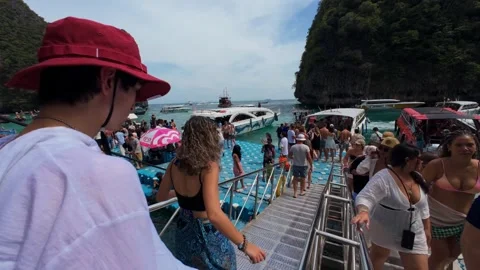 Vibrant Tourists Enjoying Phi Phi Island Pier in Tropical Thailand Paradise Vídeo Stock 327454792