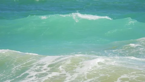Vibrant turquoise waves cresting and breaking on shore in 4k slow motion 120f Vídeos de archivo 267568141