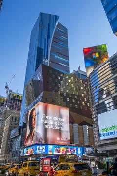 A vibrant view of Times Square featuring the Westin New York. Stock-Fotos