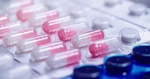Vibrantly colored Capsules and Pills arranged in Blister Pack Vídeos de archivo 302901521