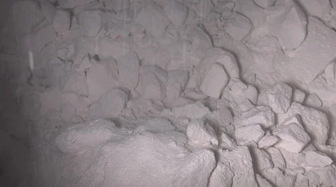 Vibrating hopper statue mold breakage Video stock 63547831