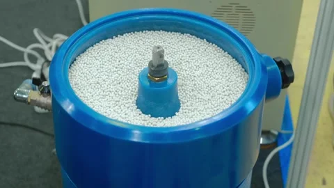 Vibration machining equipment performs the final grinding of metal parts 스톡 동영상 333345430