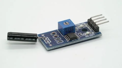 Vibration sensor electronic component. Electronics diy robotics chip. Vídeo Stock 169318066
