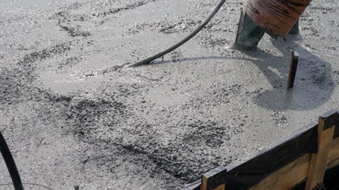 Vibration work with liquid concrete at the construction site. 스톡 동영상 281094076