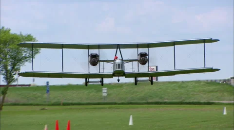 Vickers Vimy Landing Head On 動画素材 47682179
