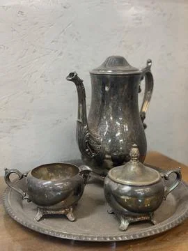 Victorian Elegance: A Silver Tea Service's Tale Foto stock