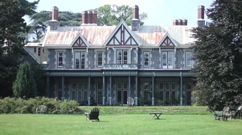 Victorian Mansion in a Park during the Afternoon 動画素材 59385556