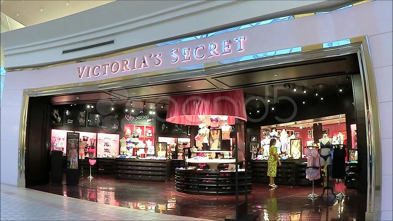 victoria secret square one hours