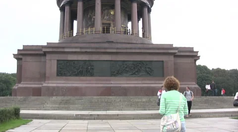 Victory Column in Central Berlin tilt up Stock Footage 44342080
