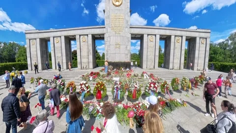 Victory Day in Berlin. Soviet War Memorial (Tiergarten). Immortal Regiment. Vidéo 334008489